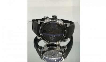 Venden excéntrico reloj en Los Pinos; está hecho con metal del Titanic