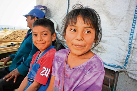 Con agua y lodo labran futuro  de  sus hijos