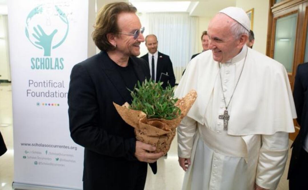 El Papa Francisco y el cantante Bono. Foto: AFP