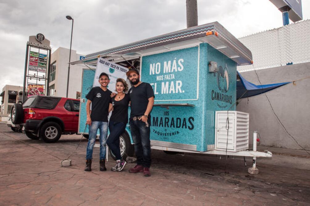 El foodtruck Los Camaradas se ubica al pie del anillo vial Fray Junípero Serra, en El Marqués; sus propietarios Sergio, Tuky y Andrés crearon este proyecto en el que conjuntan el sabor de recetas artesanales en los alimentos que venden (RICARDO LUGO)