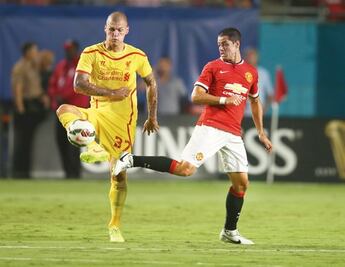 “‘Chicharito’ está tranquilo con su contrato vigente”