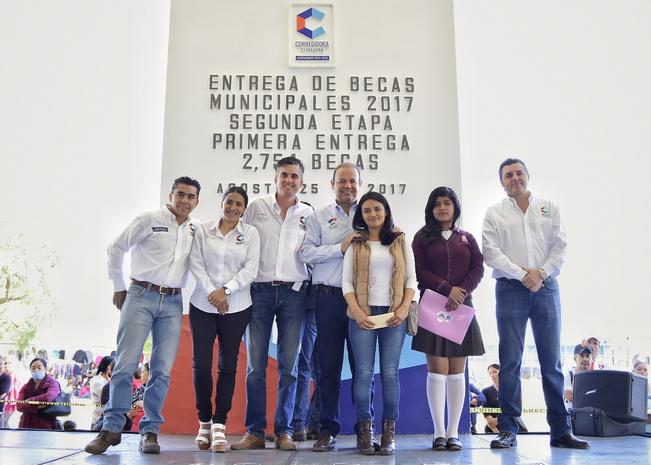 Además se otorgaron incentivos a alumnos de preescolar, primaria, secundaria, preparatoria y universidad. (ESPECIAL)