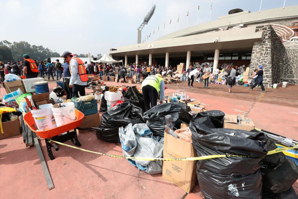 El centro de acopio en CU funciona sin descanso. (ARIEL OJEDA. EL UNIVERSAL)