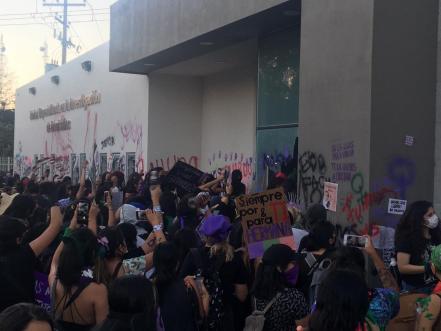Mujeres exigen justicia; pintan, rompen vidrios e incendian la Unidad de la Fiscalía 