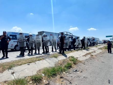 Bloquean otra vez la carretera 57, a la altura de Pedro Escobedo