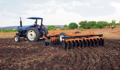 Entregan apoyos a campesinos