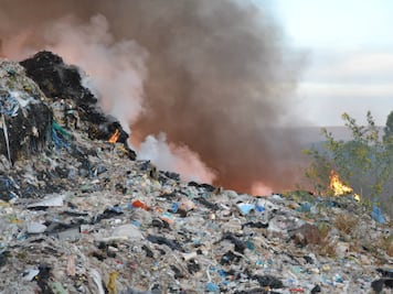 Trabajan aún en incendio en El Marqués