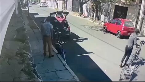 Video. Captan video; sujetos abren auto y roban a plena luz del día en Querétaro