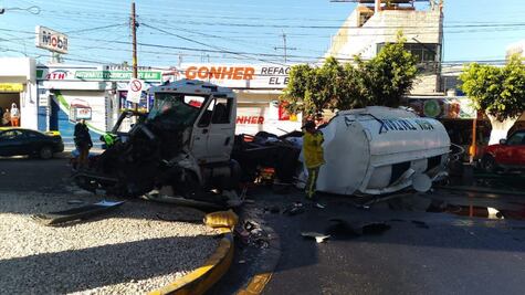 Pipa de agua cae de puente en Paseo Constituyentes; hay tres personas lesionadas