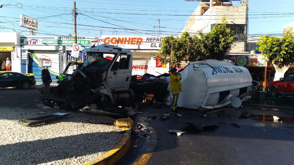 Pipa de agua cae de puente en Paseo Constituyentes; hay tres personas lesionadas. Foto: Ángel González