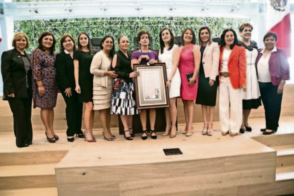 Galardonan a Patricia Espinosa con medalla