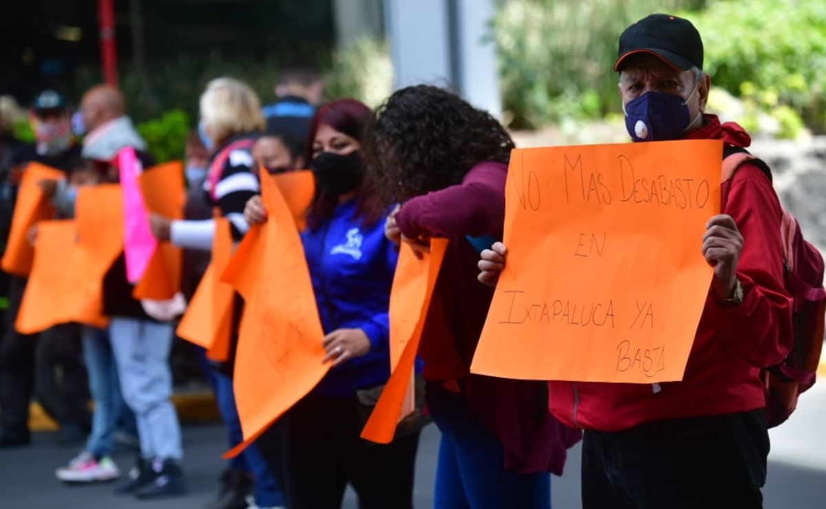 Protestan padres de niños con cáncer; cierran acceso a Terminal 1 del AICM