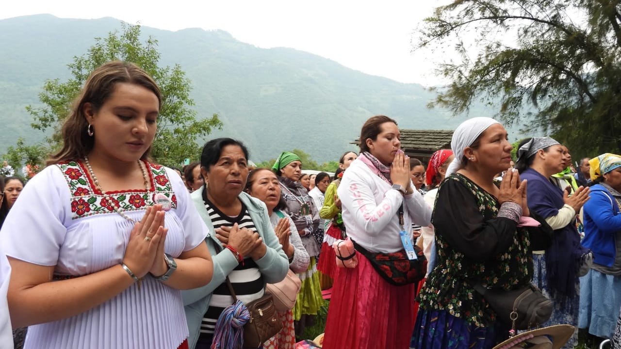 Entre cánticos y oraciones, peregrinas queretanas inician su caminata hacia la Basílica de Guadalupe