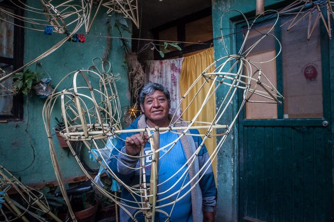 Desde hace más de 40 años, Luis Patricio Torres Sánchez elabora gallos de varios tamaños para las fiestas de la Virgen de Guadalupe en el barrio de Hércules (RICARDO LUGO. EL UNIVERSAL)