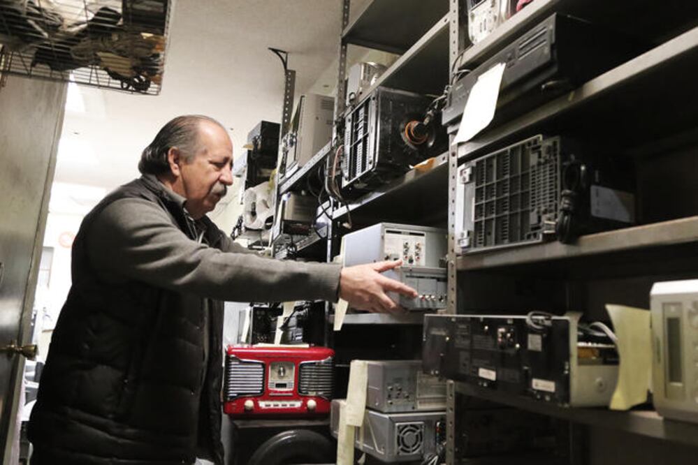 El taller de reparación fue fundado por el papá de don Javier tras una decepción, pues no pudieron arreglarle una televisión, por lo que estudio electrónica por correspondencia junto con un amigo. (GONZALO IBAÑEZ)