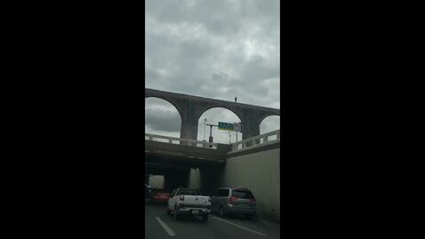 Sujeto camina sobre Los Arcos; autoridades buscan bajarlo con vida