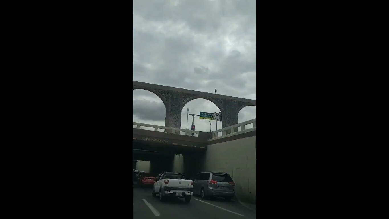 Sujeto camina sobre Los Arcos; autoridades buscan bajarlo con vida