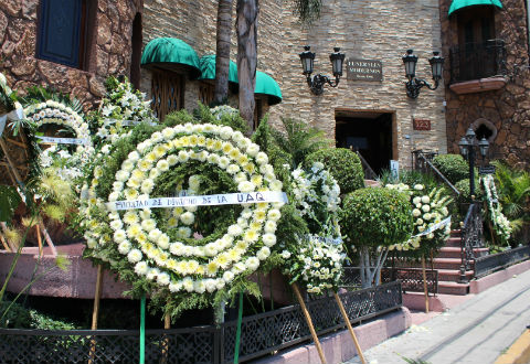 Familiares y amigos les dan el último adiós