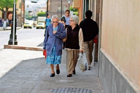 Acerca Salud atención a adultos mayores