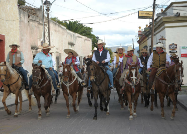 Encabeza gobernador cabalgata en Cadereyta