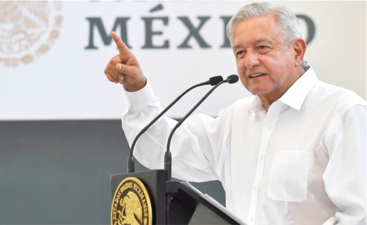 En su gira de trabajo de tres días por Chiapas, Andrés Manuel López Obrador se comprometió a pagar mejores salarios a médicos especialistas para que visiten las comunidades más pobres y alejadas del país. PRESIDENCIA