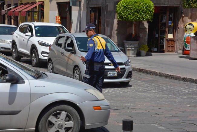 Falta de civilidad provoca  caos vial
