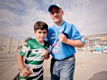 Padre e hijo apuestan hamburguesa