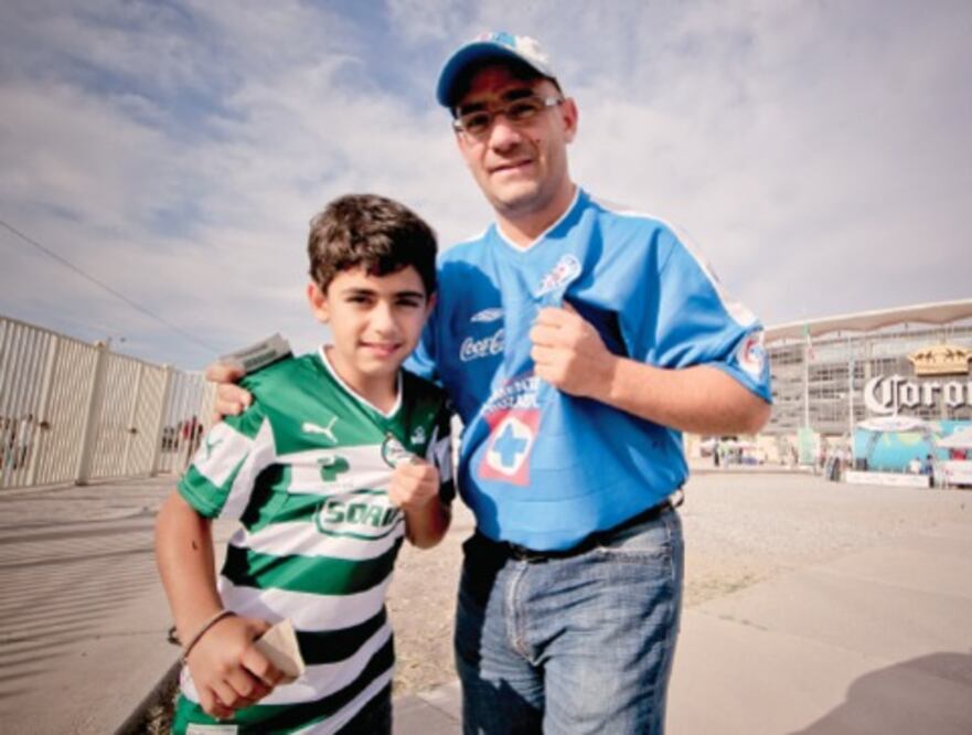 Padre e hijo apuestan hamburguesa