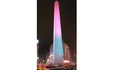 Obelisco de Buenos Aires se ilumina con los colores de México