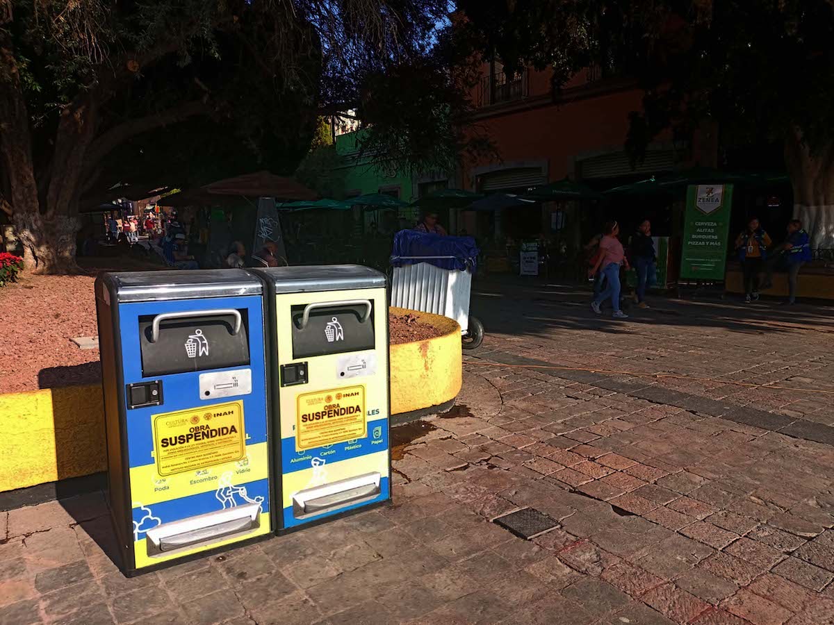 INAH clausura papeleras en el Centro Histórico