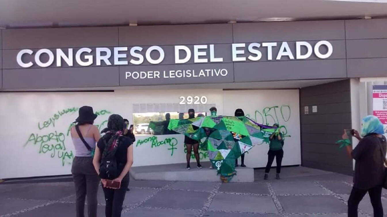 Con pintas y "pañuelo abortista", mujeres piden la interrupción legal del embarazo en Querétaro 