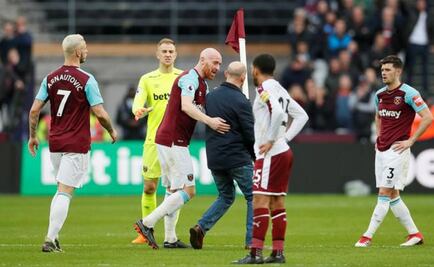 Aficionados del West Ham invaden campo en modo de protesta