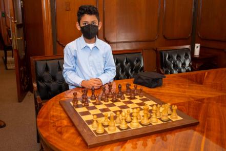Gobernador de Querétaro echa partida con subcampeón mundial de ajedrez 