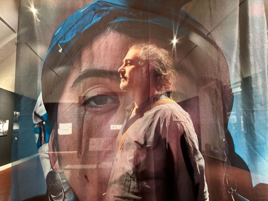 Pablo  Piovano y Maxi Goldschmidt  hablan sobre la muestra fotográfica  Mapuche Resistir Wallmapu, Devenir en río. Foto: Demian Chávez