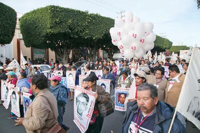 Marchan para apoyar a padres de los normalistas