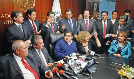 Barbosa y 10 senadores más van por frente independiente