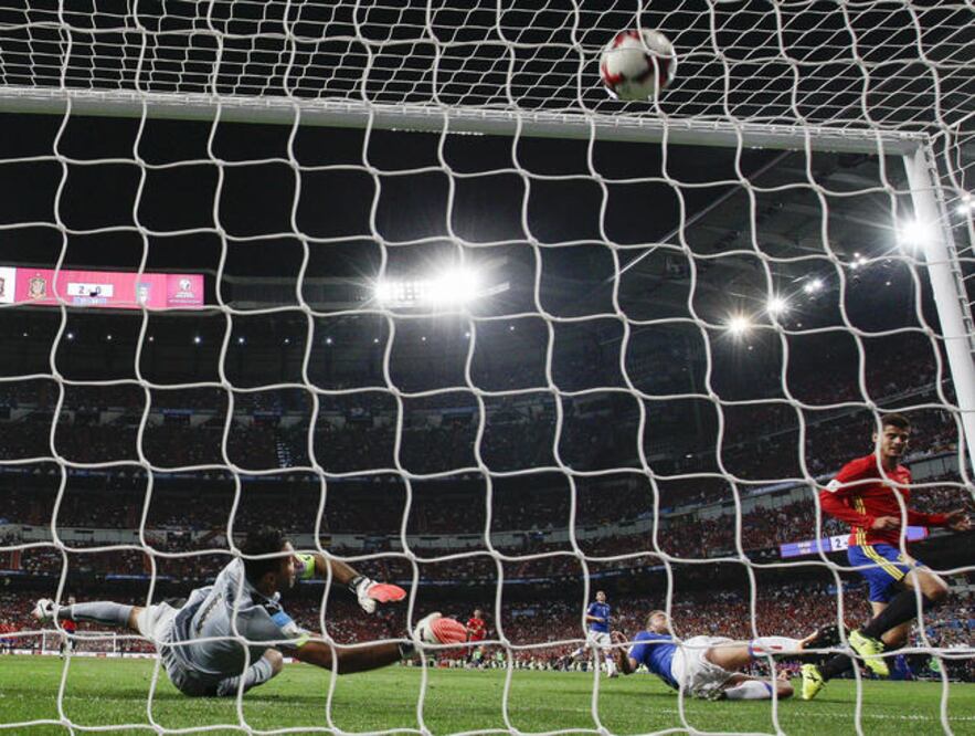 Álvaro Morata selló el marcador, en un contraataque con Sergio Ramos. (JJAUNJO MARTÍN. EFE)