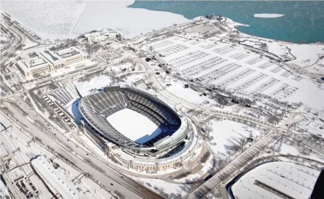 Vista aérea del estadio Soldier Field y sus alrededores cubiertos de nieve, en Chicago. Ayer por segundo día se suspendieron las actividades en la ciudad por el frío. Foto: SCOTT OLSON. AFP