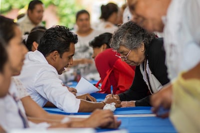 Dan apoyo para calzado a mamás en El Marqués