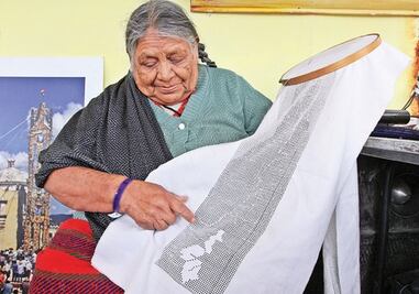 “En la capital no me dejan ofrecer mis bordados”