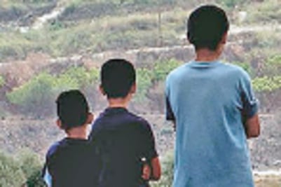 Autoridades asesoran a niños migrantes liberados