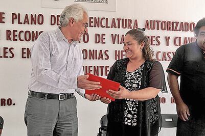 Entregan 200 claves catastrales en Querétaro