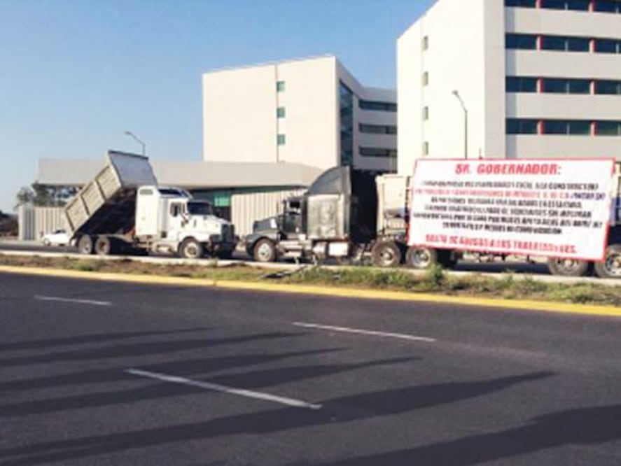 Exigen pago a empresa