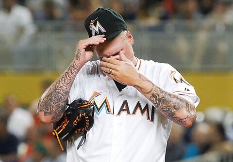 Latos es apaleado por los Braves