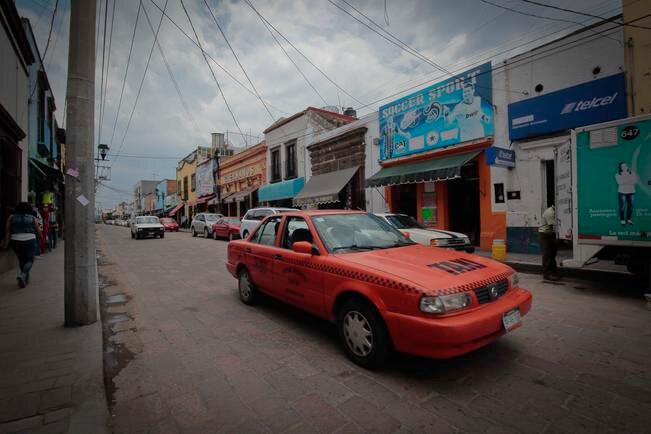 Por el momento, quienes acuden al centro de San Juan del Río a realizar compras no tienen restricciones para estacionarse (ARCHIVO EL UNIVERSAL)