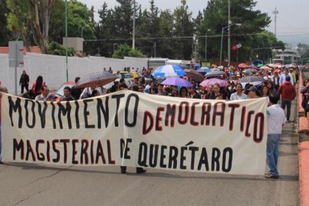 Maestros protestan en Plaza de Armas