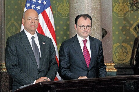 Aduanales con arma arrancan