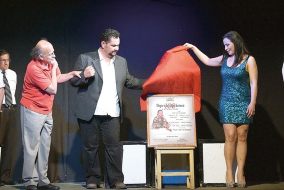 Develan placa por sus 100 representaciones