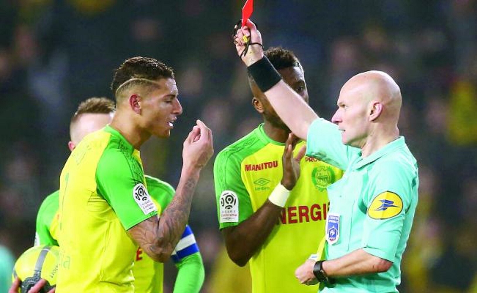 Árbitro que pateó a jugador, es suspendido