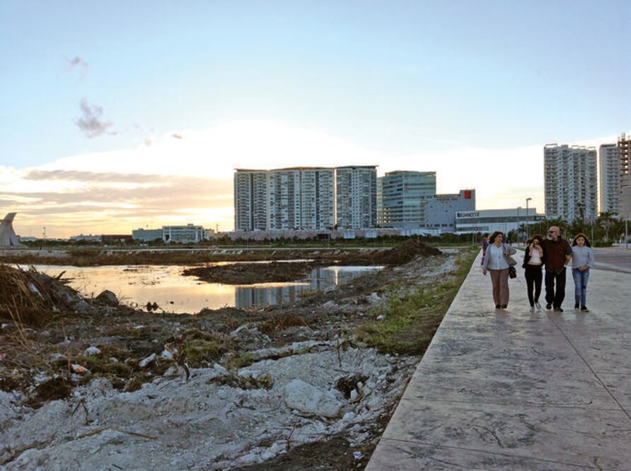 Proyecto inmobiliario. En julio de 2005 la Semarnat concedió un permiso a empresarios para la remoción de manglares, mismo que venció en febrero de 2016. (ARCHIVO EL UNIVERSAL)